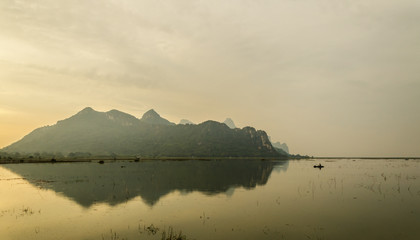 算汽车的油耗是拿油钱除以公里数还是拿公里数除以油钱？