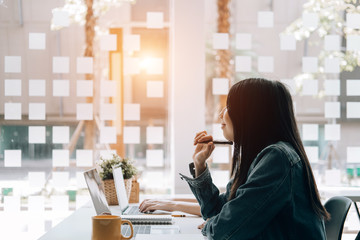 算汽车的油耗是拿油钱除以公里数还是拿公里数除以油钱？