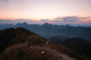 算汽车的油耗是拿油钱除以公里数还是拿公里数除以油钱？