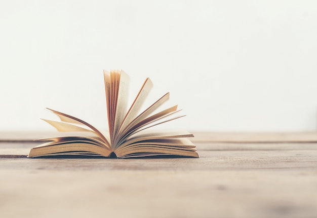 算汽车的油耗是拿油钱除以公里数还是拿公里数除以油钱？