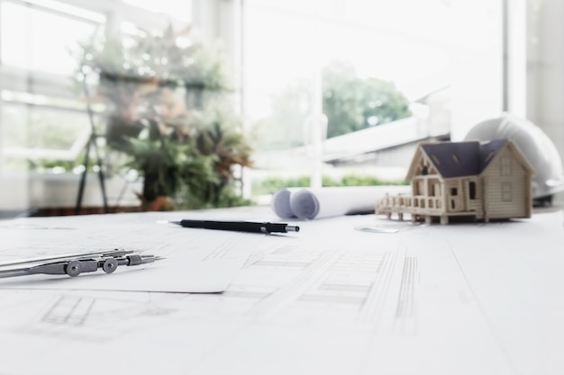 算汽车的油耗是拿油钱除以公里数还是拿公里数除以油钱？